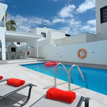 Puerto Del Carmen Sleeps 9 With Pool Air Con And Wifi Villa Puerto del Carmen (Lanzarote)