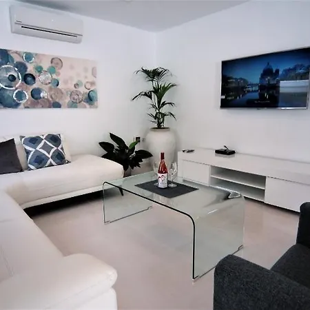 Puerto Del Carmen Sleeps 9 With Pool Air Con And Wifi Puerto del Carmen (Lanzarote)