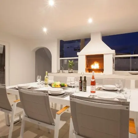 Vila Puerto Del Carmen Sleeps 9 With Pool Air Con And Wifi Puerto del Carmen (Lanzarote)