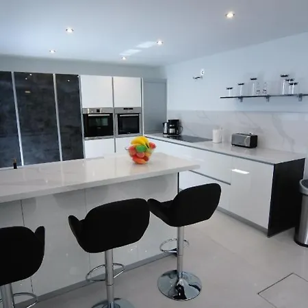 Puerto Del Carmen Sleeps 9 With Pool Air Con And Wifi * Puerto del Carmen (Lanzarote)